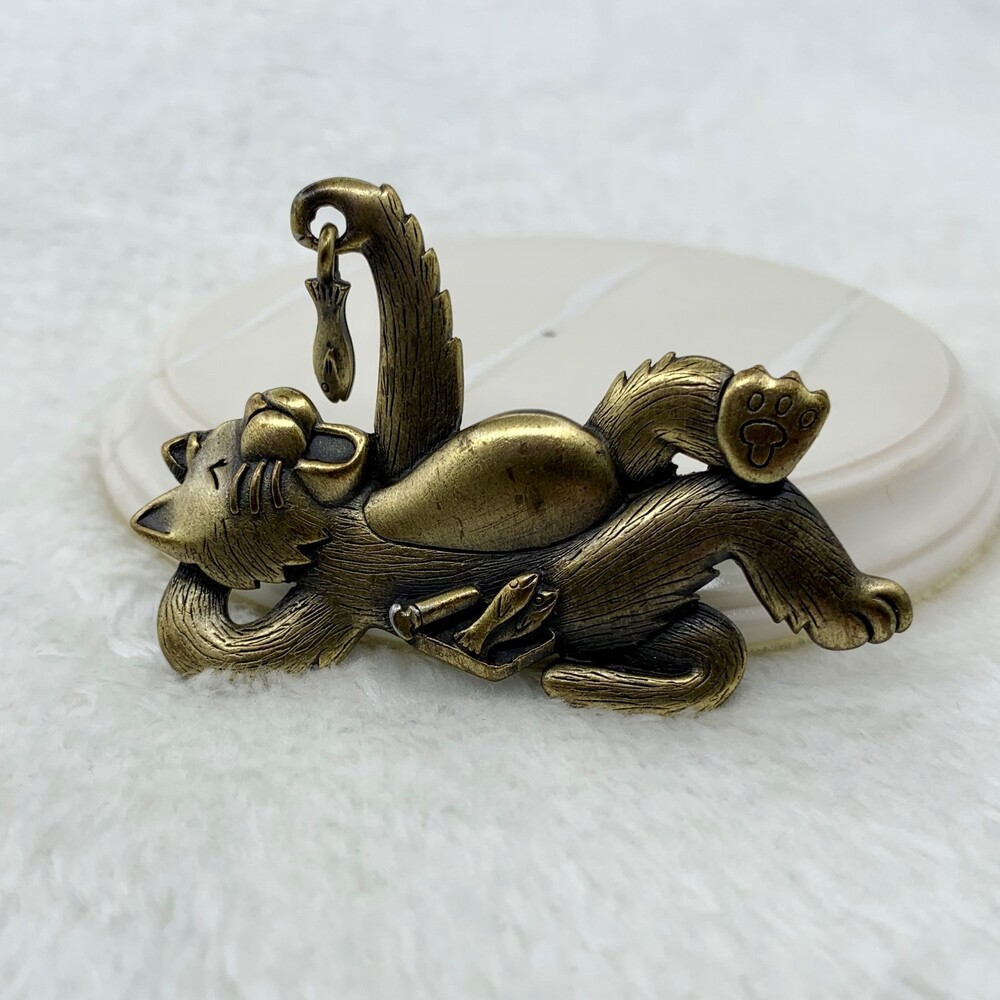 Vintage Signed JJ Jonette Jewelry Gold Tone Figural Cat Brooch Pin w/ Fish Charm